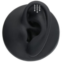 Catena d'argento su modello di orecchio nero su sfondo bianco