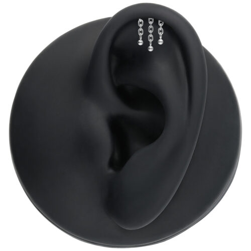 Catena d'argento su modello di orecchio nero su sfondo bianco