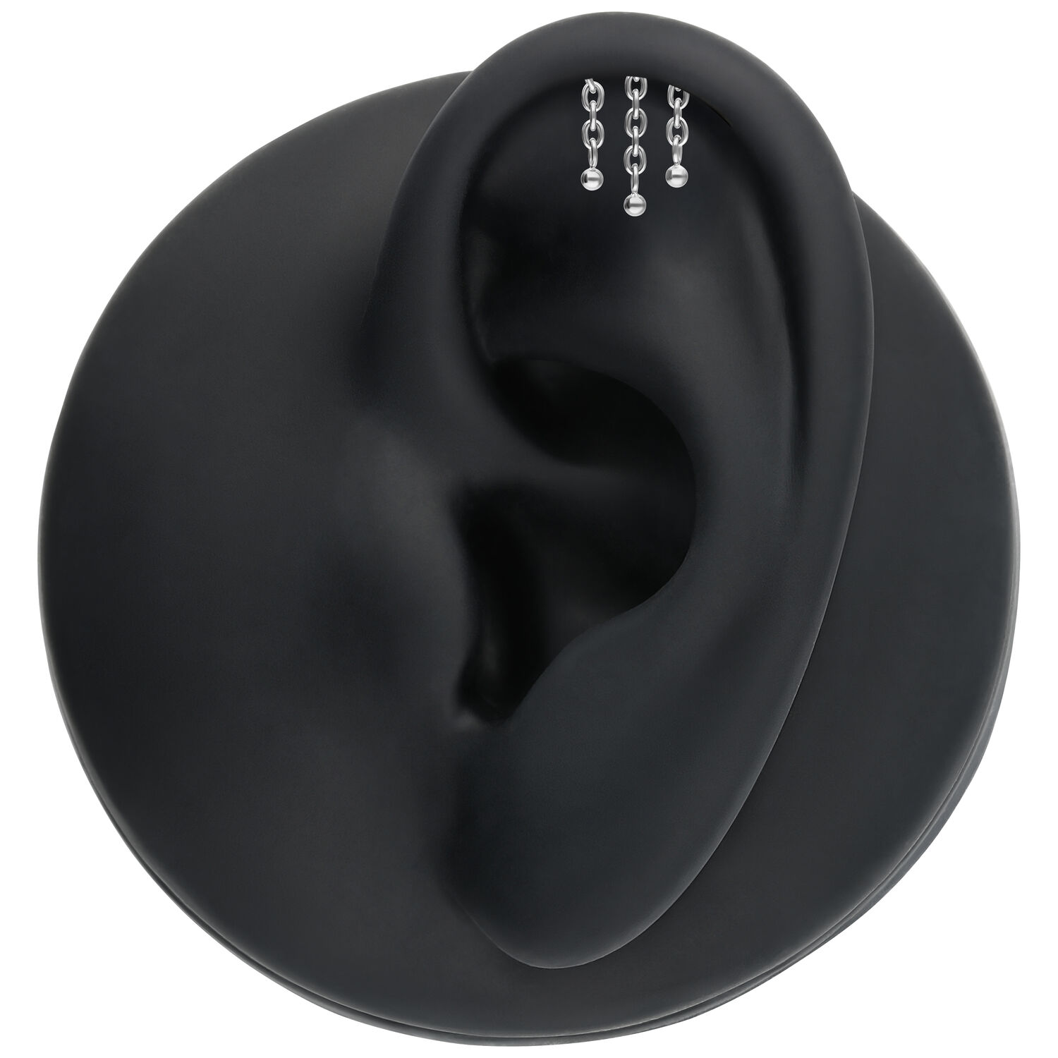 Catena d'argento su modello di orecchio nero su sfondo bianco