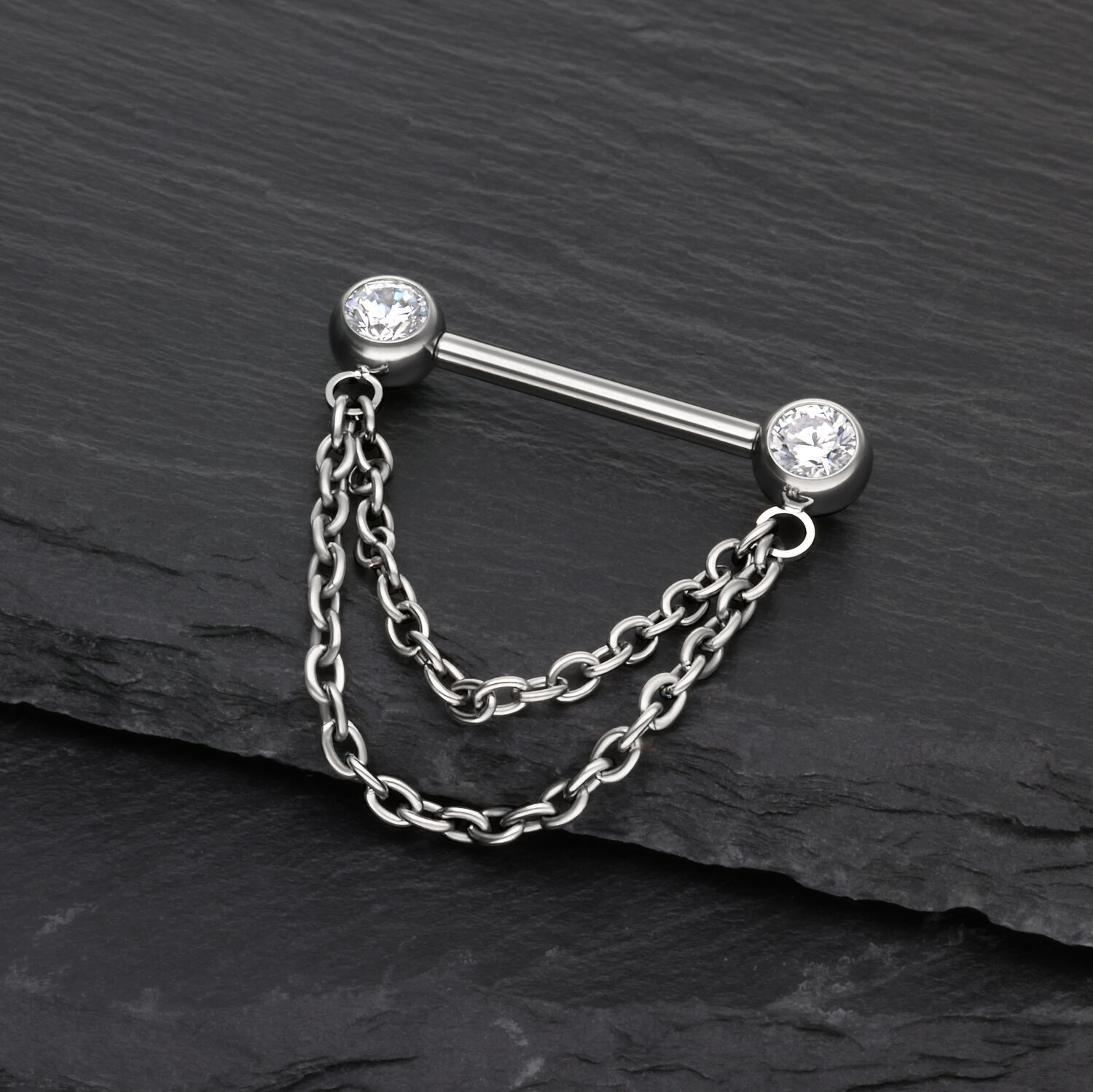 Barbell in titanio nero con due catene su pietra nera