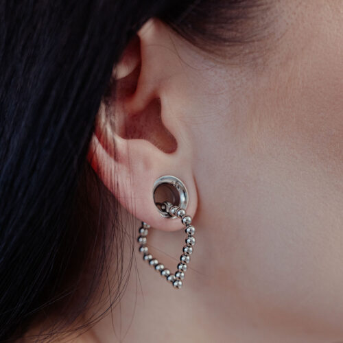 Bubble Polygon Hoops in argento all'orecchio di una persona