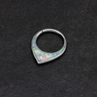 Septum clicker argento con opale sintetico su sfondo nero