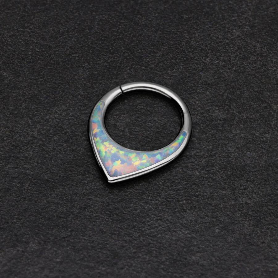 Septum clicker argento con opale sintetico su sfondo nero
