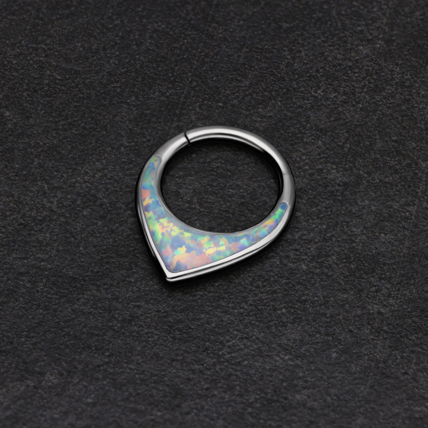 Septum clicker argento con opale sintetico su sfondo nero