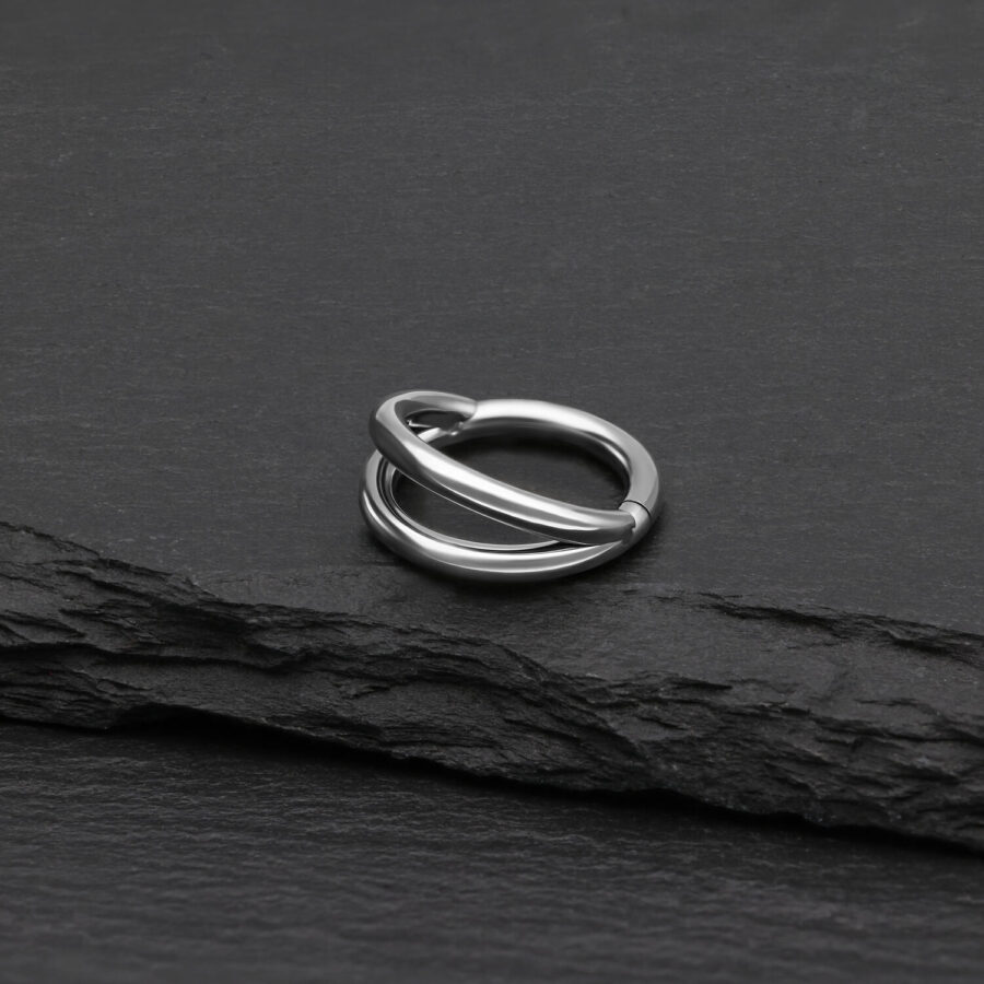 Anello clicker argento a doppia fila in titanio su sfondo nero