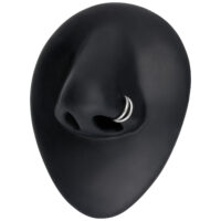 Piercing Clicker a doppia fila in argento su modello di naso nero