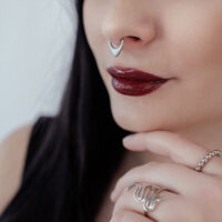 Donna con septum clicker in argento e labbra rosse