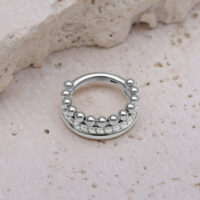 Triple Bubble Clicker in argento con cristalli bianchi su pietra beige