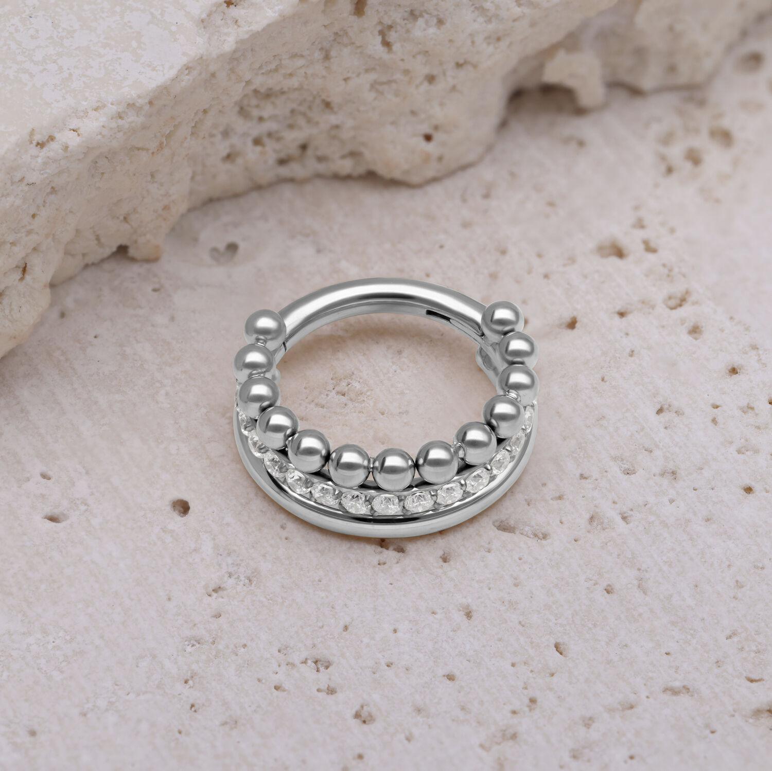 Triple Bubble Clicker in argento con cristalli bianchi su pietra beige