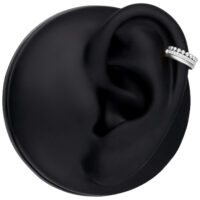 Triple Bubble Clicker in argento su modello di orecchio nero