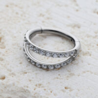 Clicker a cristalli doppia fila in argento su sfondo chiaro