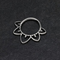 Clicker septum nero a forma di fiore su sfondo scuro