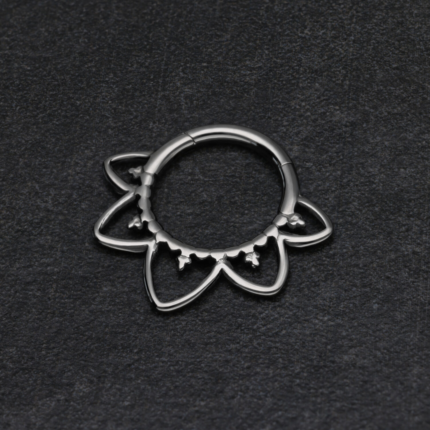 Clicker septum nero a forma di fiore su sfondo scuro