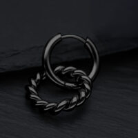 Cerchi neri, lucidati a specchio con design intrecciato su sfondo scuro