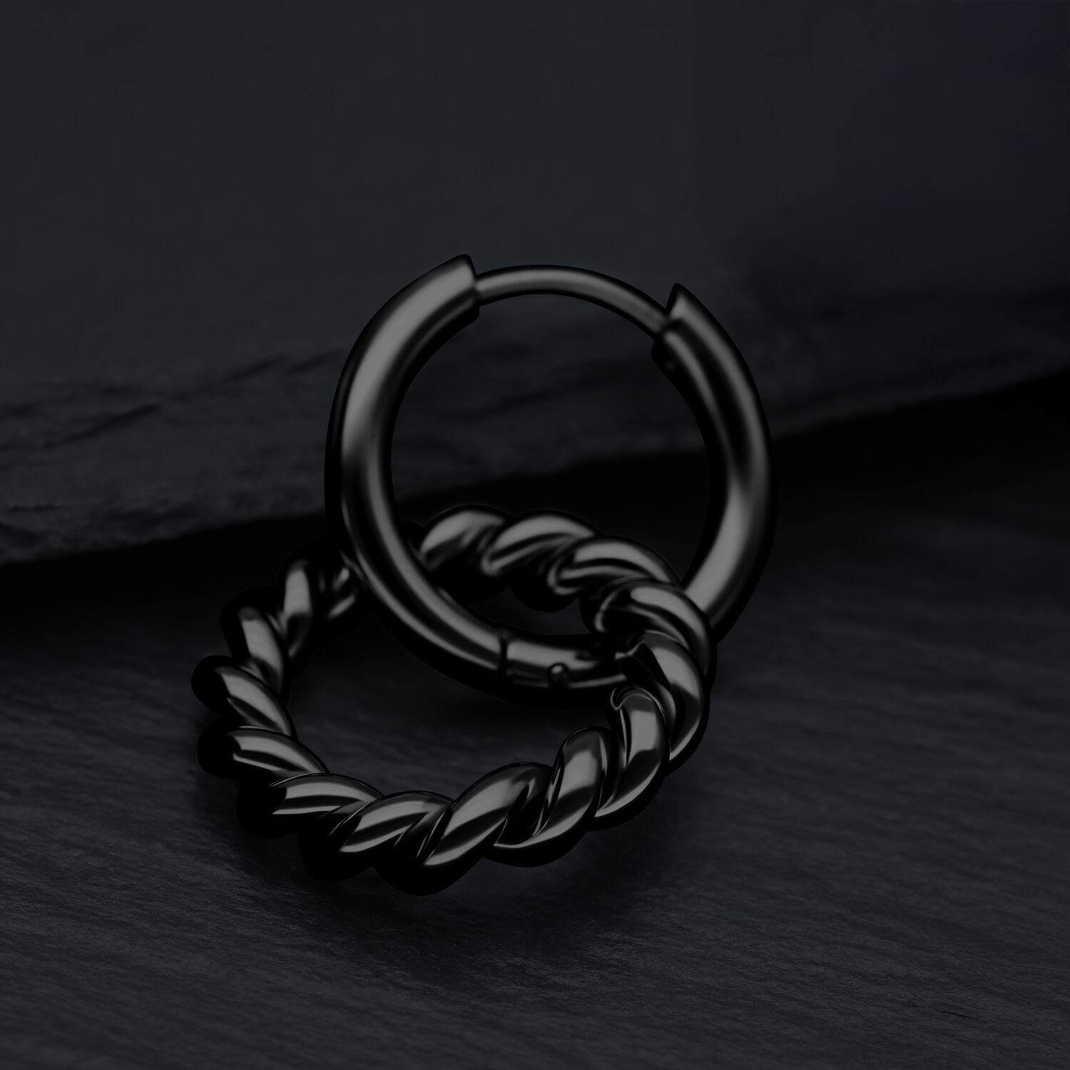 Cerchi neri, lucidati a specchio con design intrecciato su sfondo scuro