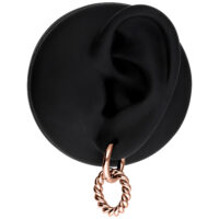 Creole Twisted in oro rosa in acciaio chirurgico su modello di orecchio nero