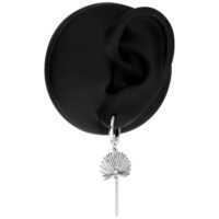 Orecchino argento con ciondolo a conchiglia su modello di orecchio nero su sfondo bianco