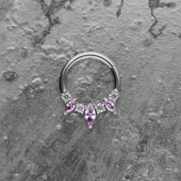Clicker per setto in argento con cristalli color lavanda su sfondo grigio