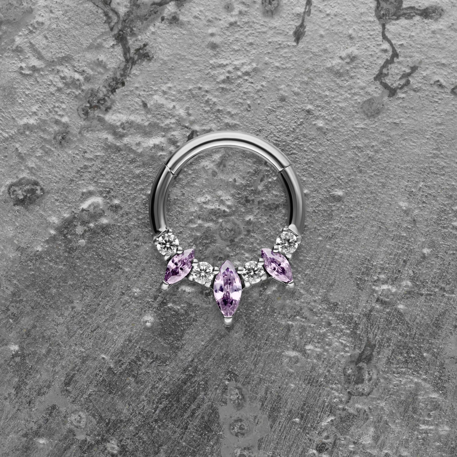 Clicker per setto in argento con cristalli color lavanda su sfondo grigio