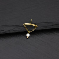 Accessorio piercing dorato con perla su ardesia nera
