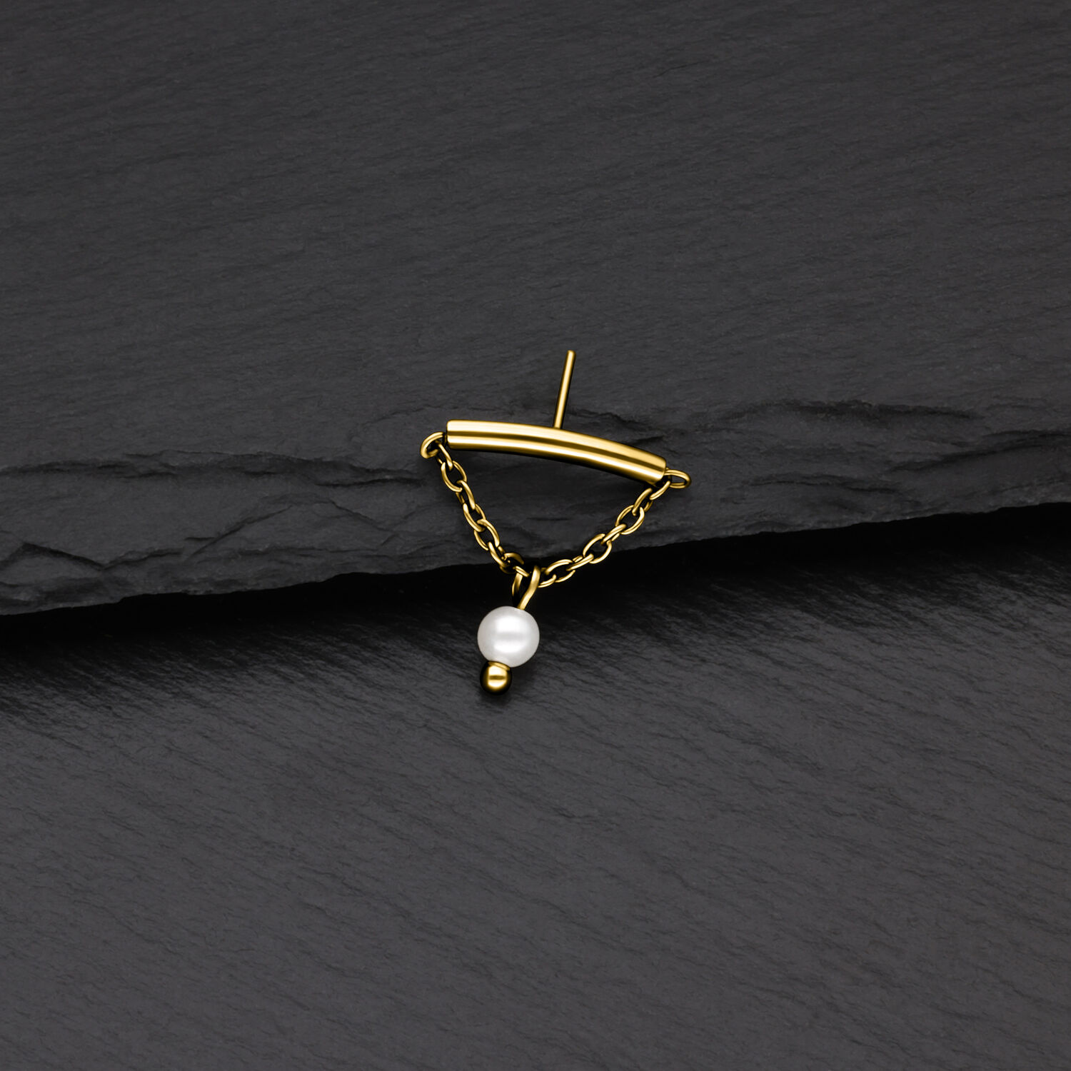 Accessorio piercing dorato con perla su ardesia nera