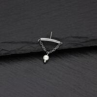 Argento Helix Attachment con catena e perla su sfondo nero