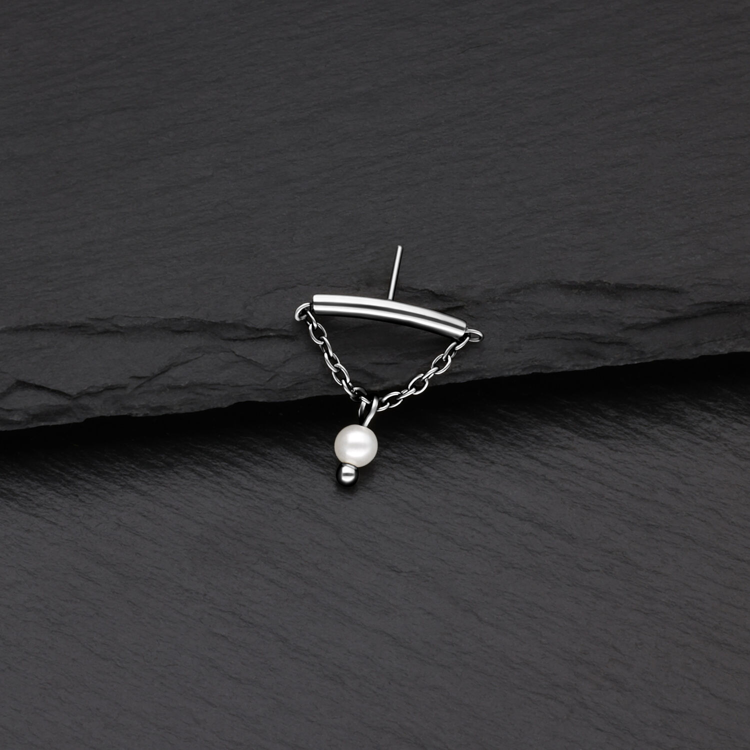 Argento Helix Attachment con catena e perla su sfondo nero