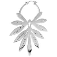 Orecchini in argento con design a bambù in acciaio chirurgico su sfondo bianco