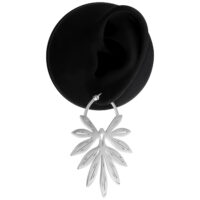 Orecchini d'argento in stile bambù su sfondo nero