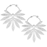 Orecchini in bambù argentati a forma di ali su sfondo bianco