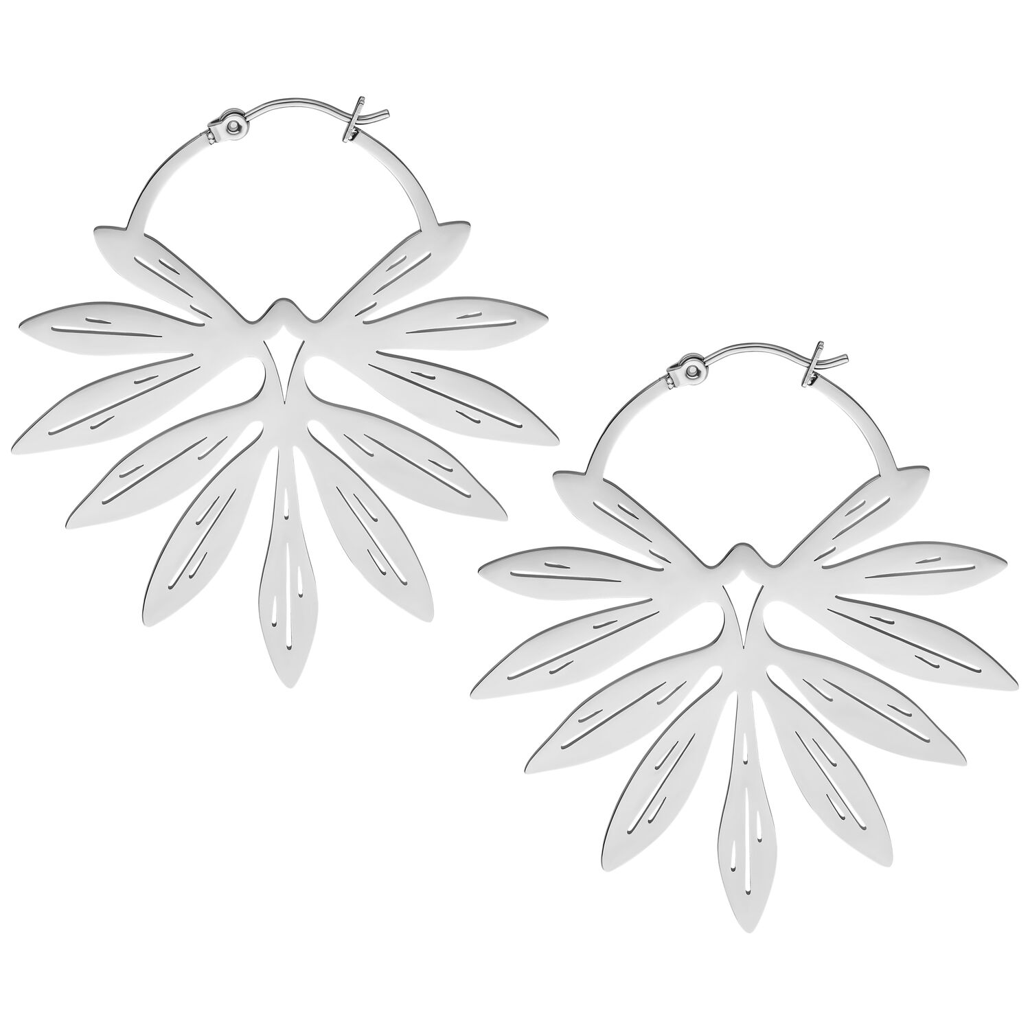 Orecchini in bambù argentati a forma di ali su sfondo bianco