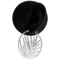 Orecchini in argento con design a foglia su modello di orecchio nero