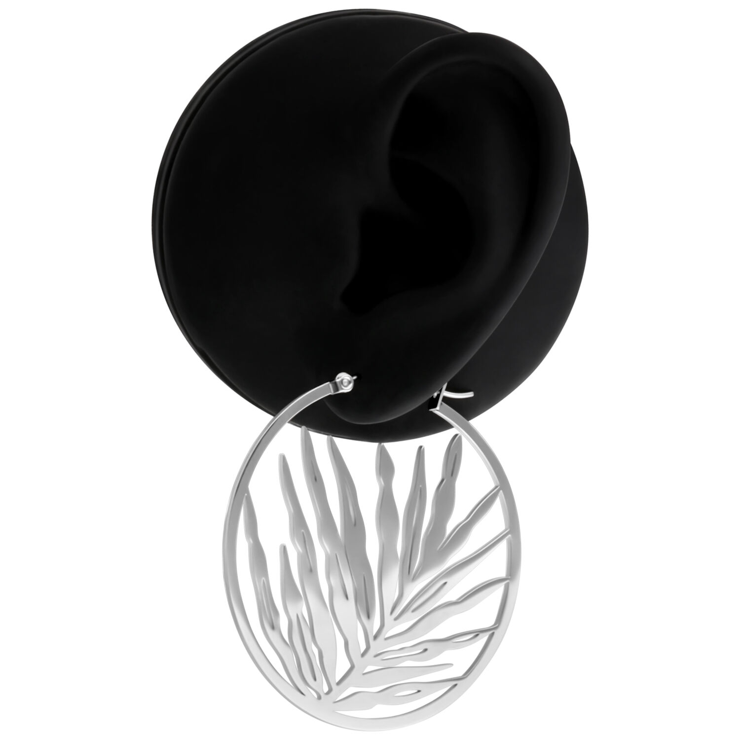 Orecchini in argento con design a foglia su modello di orecchio nero