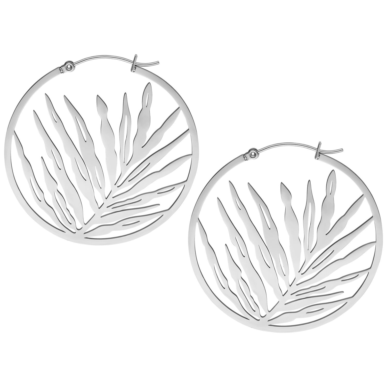 Coppia di cerchi in argento con design a foglia su sfondo bianco