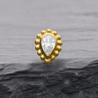Attacco in oro 14K con cristallo a goccia su sfondo grigio