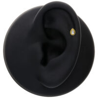 Accessorio dorato con goccia di cristallo su modello di orecchio nero