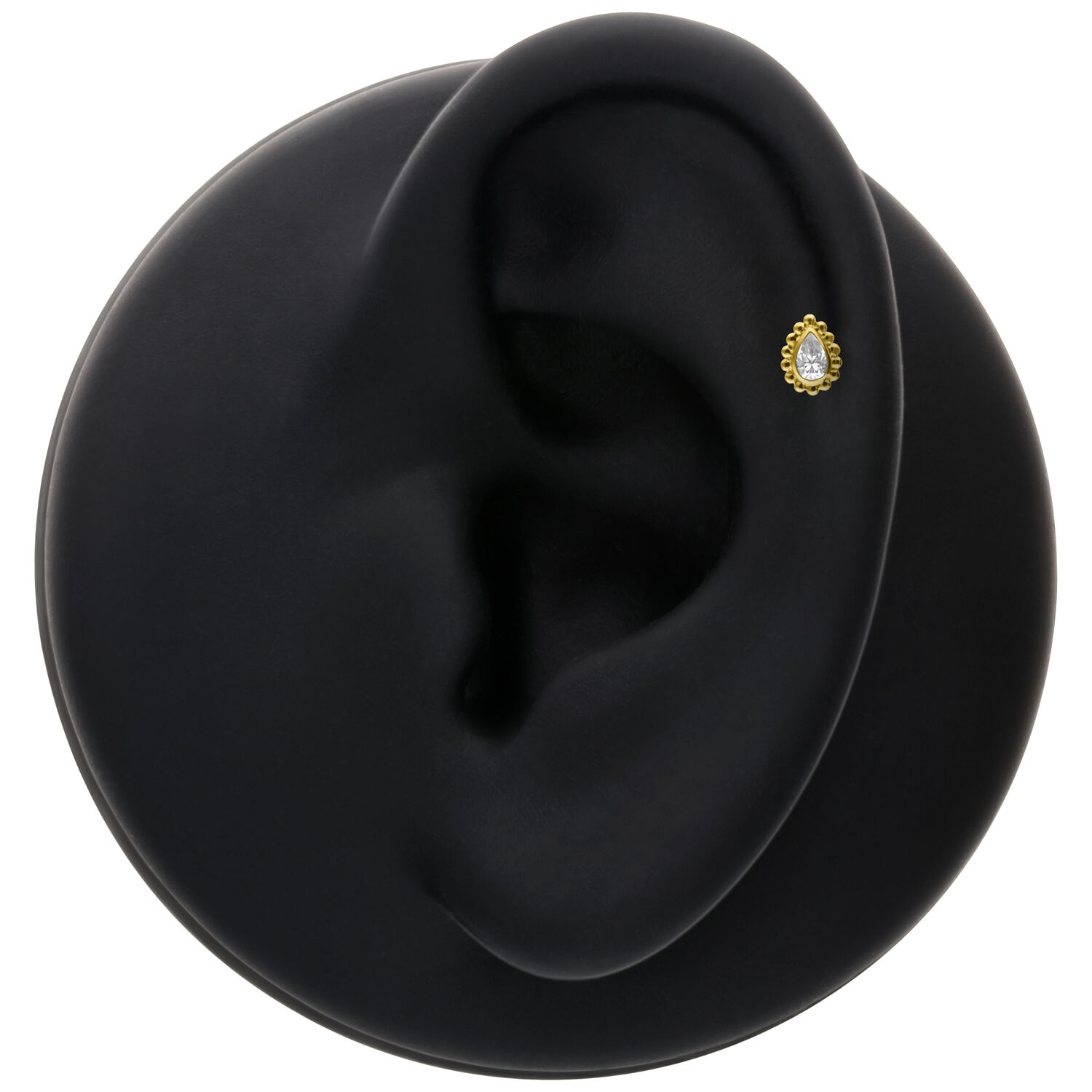 Accessorio dorato con goccia di cristallo su modello di orecchio nero