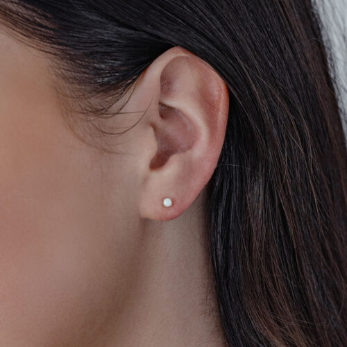 Attacco rotondo in oro 585 con opale sintetico indossato all'orecchio