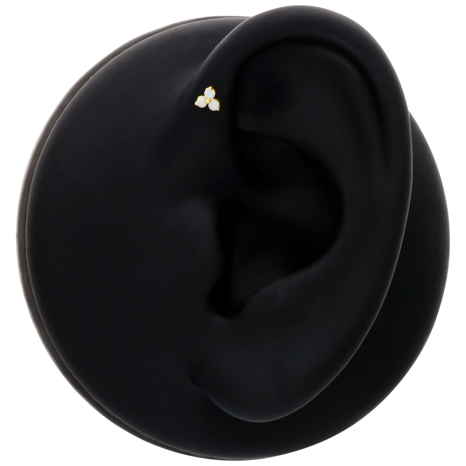 14K oro opale su un modello di orecchio nero