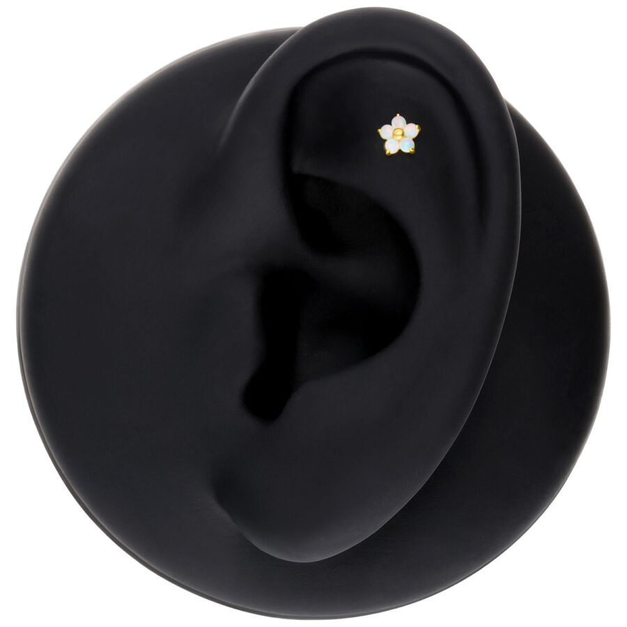 Fiore in oro 14K con opale sintetico su modello di orecchio nero