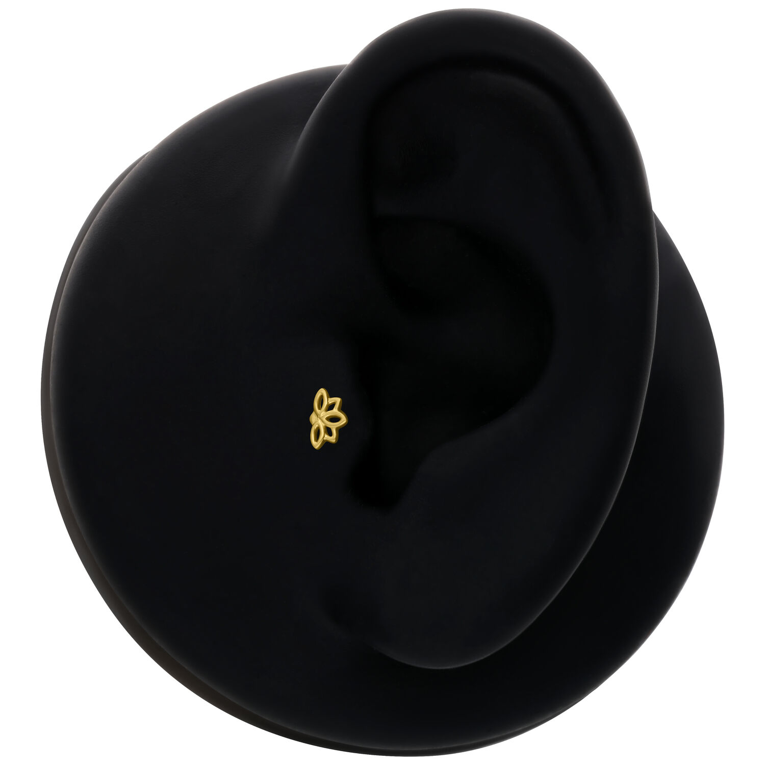 Piccolo attacco Lotus dorato su modello di orecchio nero su sfondo bianco