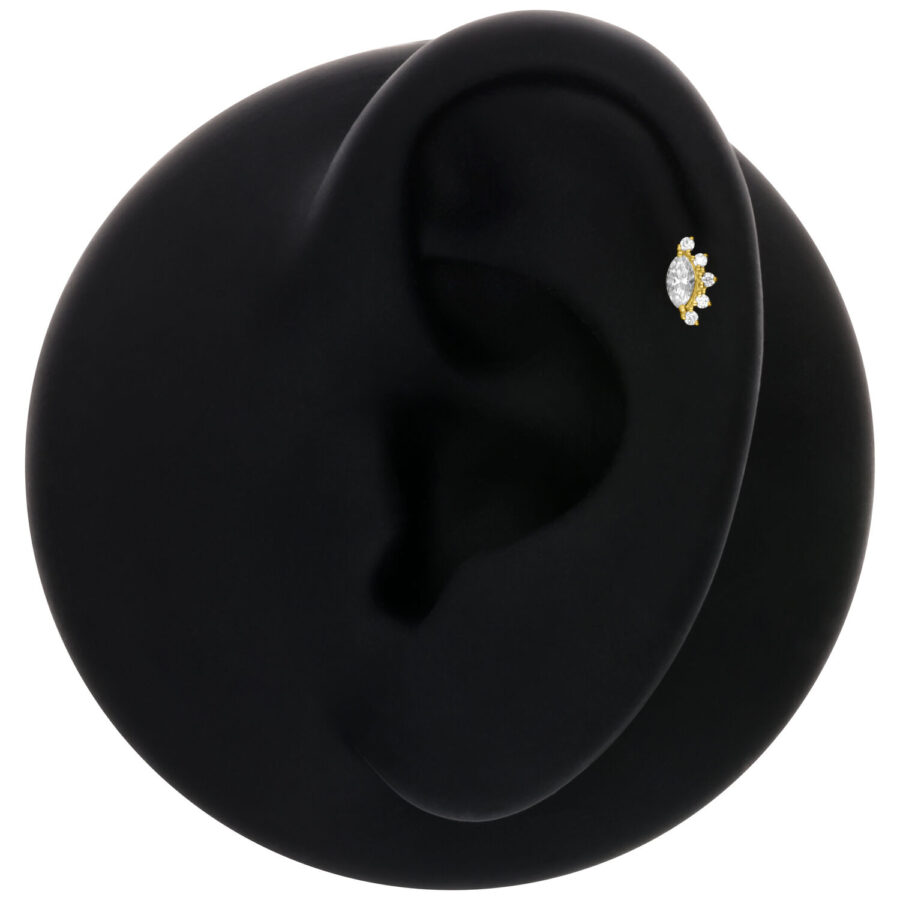 Inserto in oro 14K Moissanite su un modello di orecchio nero