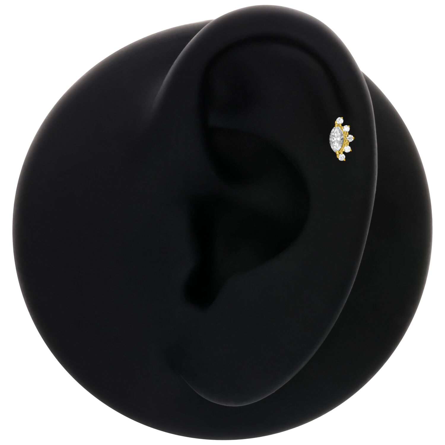 Inserto in oro 14K Moissanite su un modello di orecchio nero