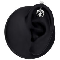 Modello di orecchio nero con un Vertical Helix Barbell argento con cristallo trasparente