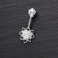 Piercing Helix in argento con fiore cristallino su sfondo nero