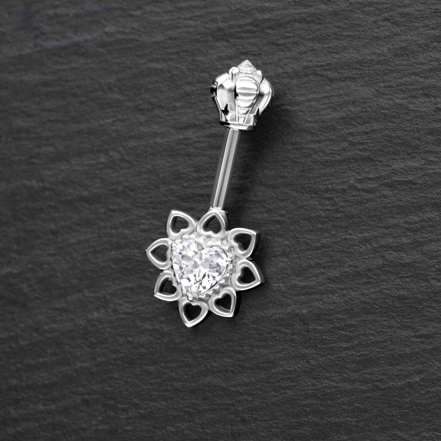 Piercing Helix in argento con fiore cristallino su sfondo nero