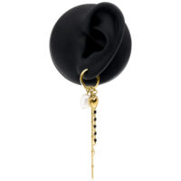 Orecchini a Cerchio Bubble Heart Dorati con Perla Orecchini dorati con design a cuore e perla su modello di orecchio nero