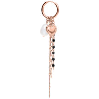 Orecchino in oro rosa con ciondolo a cuore e perla su sfondo bianco