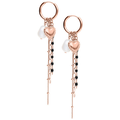 Orecchini in oro rosa con pendente a cuore e perle su sfondo bianco