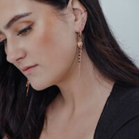 Donna con Orecchini Bubble Heart in Oro Rosa, design lungo, indossati all'orecchio